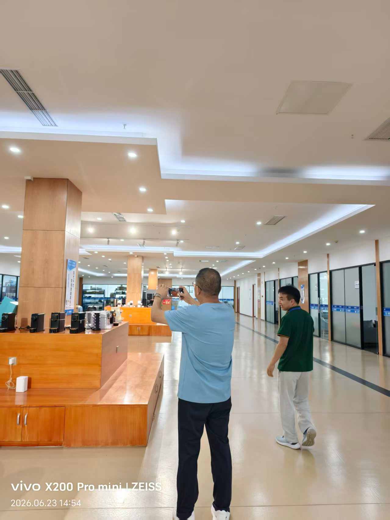 How does professional third-party QC inspector check coffee machine display samples and production workshop at SEAVER factory?